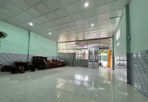 nhà nguyễn xiển _ gần trường trung cấp kỹ thuật miền trung ,cách biển hòn chồng: 3,5km.giá: 7,5 tỷ.