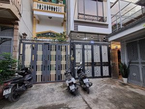 nhà đẹp - ở ngay - gara ôtô - gần phố - full nội thất - trước nhà ô tô tránh đỗ ngày đêm - 3 thoáng