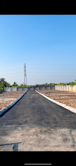 cách ngã 3 đồng nẻo 650m. nằm mặt đường 403