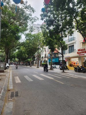 hiếm, bán đất phân lô, vỉa hè trung tâm 2 phố trương công giai- trần thái tông.130m2, mặt tiền 7.5m