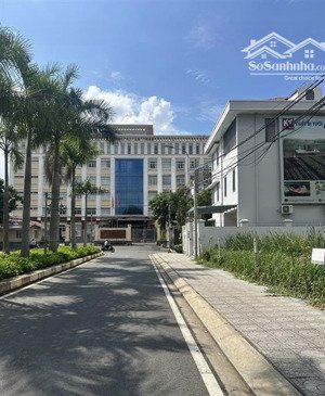 hoà bình trung tâm tân phú oto ngủ nhà chỉ 100tr/m2