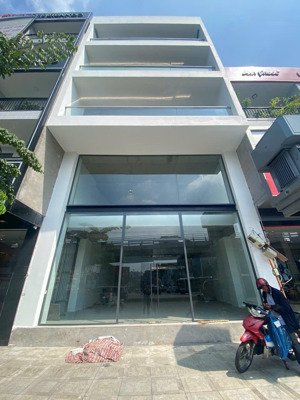 cho thuê nguyên căn hẻm 8m đường trường chinh, phường 14. dt: 8x18m. trệt 4 lầu, thang máy