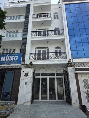khu dân cư phong phú 4 . nhà đẹp hoàn thiện giá tốt.