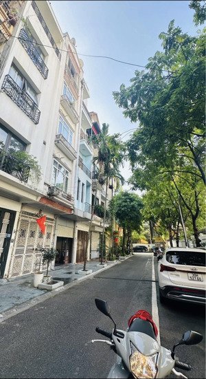 phân lô dân trí cao view hồ ô tô tránh lạc long quân, 84m2 6 tầng mt: 5.5m an ninh tốt, giá: 34 tỷ