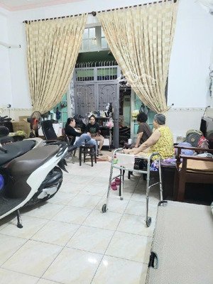 ngay chợ bà chiểu diện tích lớn 4.6x18m - 2 tầng nhà cũ tiện xây mới - khu cao tầng - chỉ 8.9tỷ