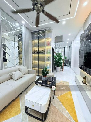 siêu phẩm ngô quyền 35m x 4 tầng, view sân chơi đá bóng, 10m ô tô tránh, 20m ra mặt phố, cực hiếm