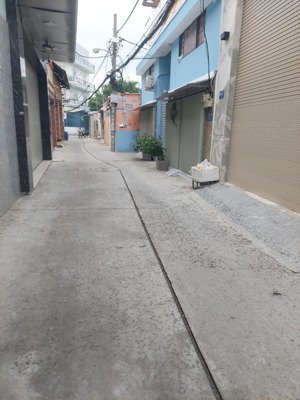 4 tỷ thương lượng, nhà 2 tầng, đường 5 mét thông, diện tích : ngan 4 mét - dài 12,15 mét.