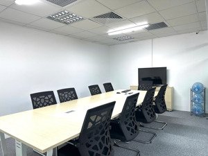 khách cần chuyển nhượng văn phòng quận hà đông mới set up mới dt 83m2 giá chỉ từ 218k/m2/tháng