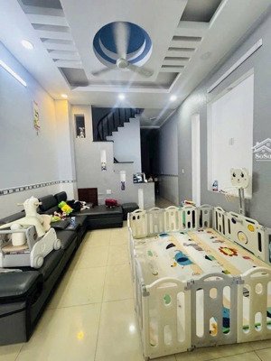 chỉ 5.6 tỷ - nhà đẹp 2 tầng btct 2pn 4x15m - đường 6m xe hơi vào nhà - ngay tỉnh lộ 10 giáp mã lò,