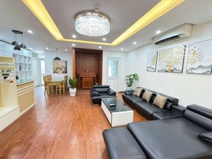 bán căn hộ 2pn 67 nội thất mới tinh , tầng trung đẹp. ban công thoáng mát, giá chỉ 6,5 tỉ