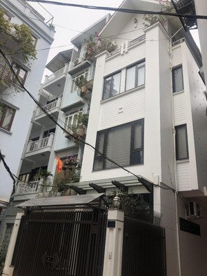 cho thuê tầng một rộng 50m, mt 4 m, ngõ 36 nguyên hồng, làm văn phòng, shop, cafe,oto chạy quanh