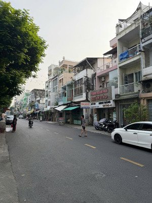 bán nhà mặt tiền đường nguyễn tiểu la 3.05 x 11m, trệt 3 lầu (cầu thang cuối nhà) giá 9.4 tỷ/tl