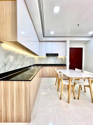 chung cư giáp đầm sen cần bán gấp 83m2, 2 phòng ngủ có sổ hồng. lh 