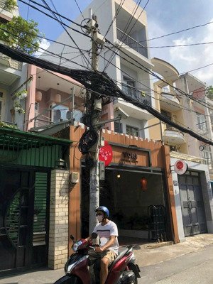 mt lớn xây building, đường tân cảng. 8.2 x 18.2m. cn 150m2. cấp 4. hđt: 136tr. giá 29tỷ.