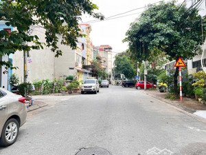 gia đình cần bán căn nhà lô góc 85m đường 3 ô tô tránh, vỉa hè khu dân trí văn minh gần phố hoa lâm