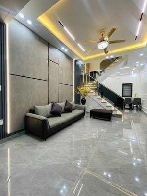 nhà 4 tầng gần mặt đường hồ sen mà zá chỉ nhỉnh 4 tỷ chút