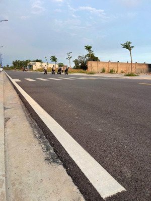 50m x 20m thổ cư, đường nhựa 17m, ngay trung tâm cần bán nhanh