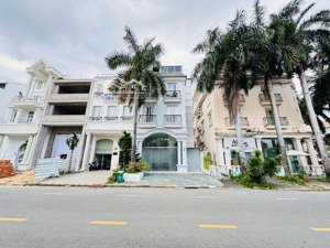 bán gấp biệt thự phú mỹ hưng, 4 tầng, công viên sân vườn, nôi thất siêu đẹp, chủ thiến chí 42 tỷ tl