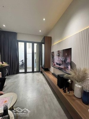 nhà phố xinh 2 tầng bên cạnh vincom nam long quận 7