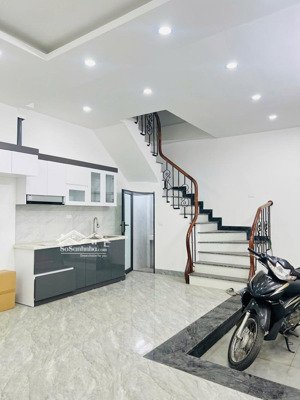 bán nhà đội cấn 44m, 5 tầng giá 10.6 tỷ. gần phố, chủ thiện chí bán lh : 