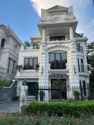 chính chủ bán nhà mặt phố nguyễn văn luyện, 200 m2, 4 tầng,có hầm, lô góc, view công viên, 69 tỷ