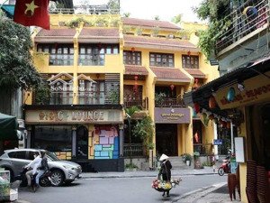 cho thuê nhà mặt phố hàng chiếu-hoàn kiếm,dt:120m2x2 tầng,mt:5m.kinh doanh mọi mô hình sạch sẽ