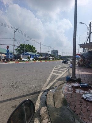 bán nhà ngay chợ bờ ngựa, cách đường hưng nhơn 100m. vị trí vào trung tâm tp rất tiện.