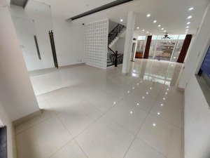 cho thuê biệt thự mt lô f đường lê thị riêng 7x20m , 3 lầu + hầm , giá 30 triệu/tháng.