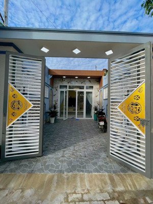 nhà c4 hiện đại mặt tiền nguyễn chí thanh ngay ngã 4 cây me đúng 100m. buôn bán đa ngành tân an bd