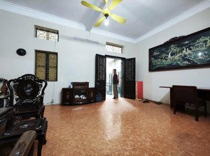 cho thuê nhà nguyên căn đê la thành đống đa. gần phố ngõ trước nhà rộng ở gia đình, kd online