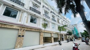 bán nhà trong khuôn viên cùm bao 4 tầng sau lưng vạn phúc và gần sông sg giá 8ty050 nhà mới 100%