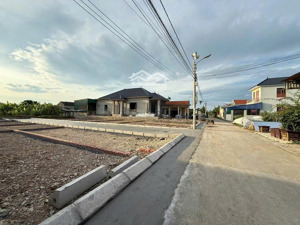 bán nhanh lô đất gần trường thcs quảng thanh - ô tô vào tận đất - giá 300tr/lô