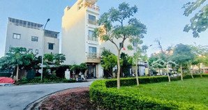 hoa hậu đất đẹp cực hiếm khu tđc giang biên - việt hưng - long biên.
dt 58m2, mt 5m, view vườn hoa.