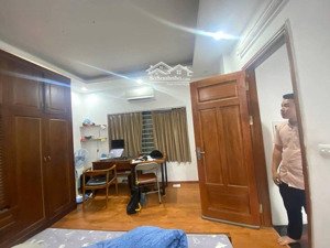 bán nhà ngọc hà. hoàng hoa thám thông tứ tung 33m x 5 tầng 3 ngủ full đồ 7,6 tỷ. có tl