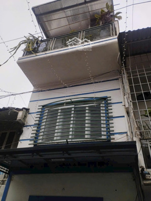 cần bán gấp nhà 3 tầng trại chuối, bìa đỏ chính chủ, giá 2tỷ300. dt 33m2 ô tô đỗ cửa