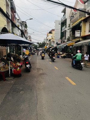 mtkd ngay chợ vị trí đẹp. dt:4x18=72m. 1 lầu giá chưa tới 9 tỷ