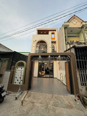 cuối năm thanh lý gấp căn nhà ngay nhà thờ giáo xứ bình chánh giá 980triệu
nhà 1 trệt1 lầu 4pn 3wc