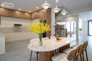 Bán căn hộ midtown,phú mỹ hưng,ô xe,lầu 7,81m2,9.25 tỷ.Lh 0903920635