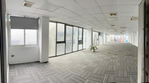 sàn rộng 200m2 ngay trên đường út tịch, p.4, tân bình. trống tầng 3 và 7. hỗ trợ giờ làm việc 24/7
