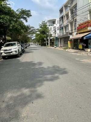 Cho thuê nhà MT đường D1, P. Linh Tây Thủ Đức - 100m2 có 4pn4wc giá thuê 25tr/tháng.