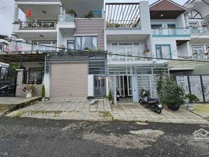 nhà mặt tiền 5m, cách trung tâm thành phố 1km