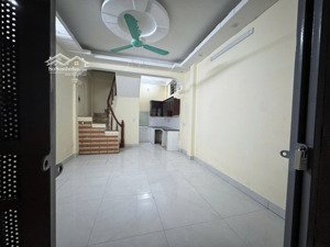 chính chủ cần cho thuê nhà mặt đất ngõ 649 lĩnh nam, hoàng mai, hà nội- lh 