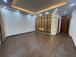 nhà mơi, 7 tầng thang máy, gara, ô tô tránh ở sướng.