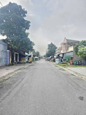 nguồn tốt giá rẻ 300m2 ngay kcn mỹ phước 3,bến cát, mặt bằng kinh doanh, dân cư đông,sổ hồng riêng