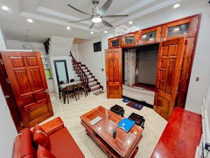 nhà đẹp đội cấn ba đình sổ vuông , ở ngay 6 tầng , cách phố 10m . giá hơn 10tỷ có thương lượng .