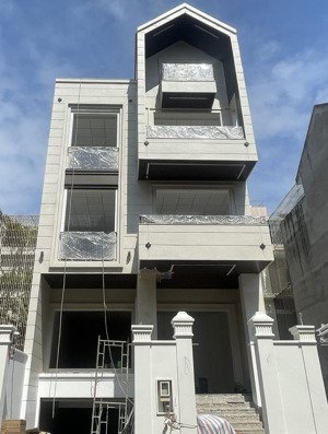 biệt thự mới xây, trống sàn, có thang máy đường 16m đẹp nhất kđt himlam giá: 100tr/th lh 