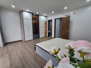 bán nhà trung tâm thạch bàn, long biên dt 46m2, 6 tầng, gara ô tô, thang máy, 10m ra ô tô tránh.