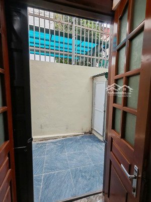 cho thuê tập thể tầng 1 mới sửa đẹp đủ đồ 2 ngủ, giá thuê rẻ, điện nước giá dân ngõ 133 nguyễn trãi