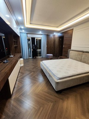 tôi cần bán căn 3pn +1 , 181m tầng 4 tòa hdi ,nội thất nguyên bản cdt ,giá 30 tỷ.lh 