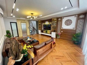 bán gấp nhà 40 tỷ 5 tầng 95m2 mặt phố lê trọng tấn thanh xuân nhà mới đẹp , đang kinh doanh.